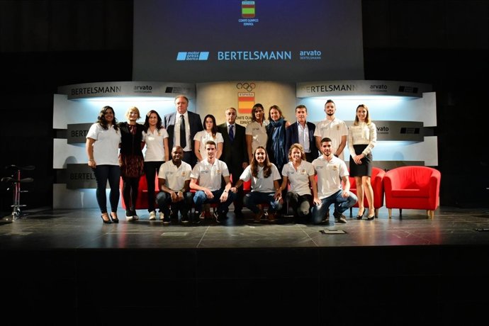 Foto familia ,Acto en el COE (comite olimpico español), ENTRENA TU FUTURO 