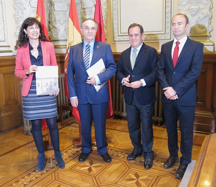 Ana Redondo, Ordax, Trillo-Figueroa y Marcos Pérez con la obra