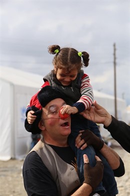 Una niña se ríe en una actuación de Payasos sin Fronteras