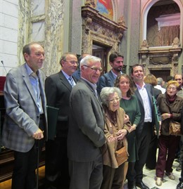 Ribó junto a algunos de los galardonados como la profesora Alejandra Soler