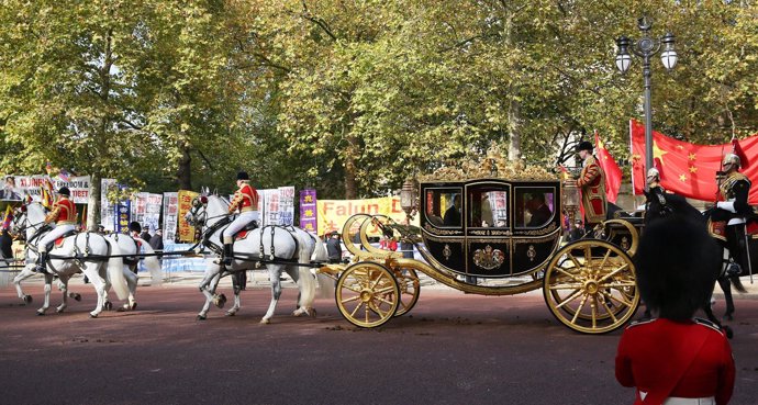 Xi Jinping y la reina Isabel II en un carruaje en Londres