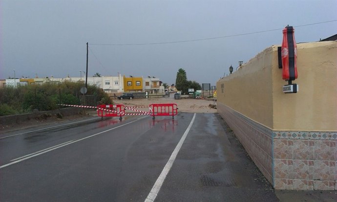 Acceso a Costacabana cortado por la salida de la Rambla del Charco