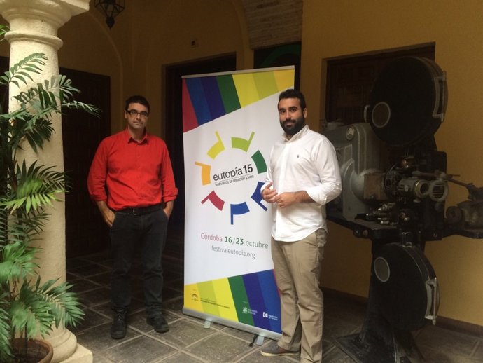 Mayoral (dcha.) en la Filmoteca con su director