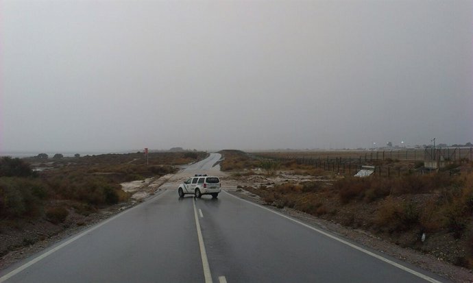 Carretera cortada en la capital por salida de la rambla junto al aeropuerto