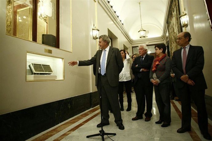 Jesús Posada, cuando inauguró la rejilla dañada en el 23-F