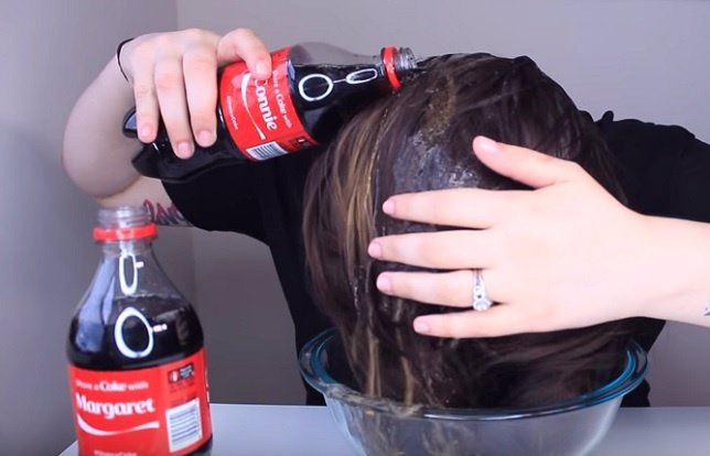 Lavarse el pelo con Coca Cola