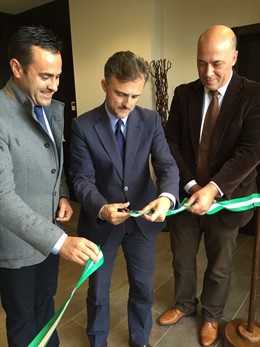 José Fiscal (centro) corta la cinta inaugural entre Pedro Barba y Antonio Ruiz