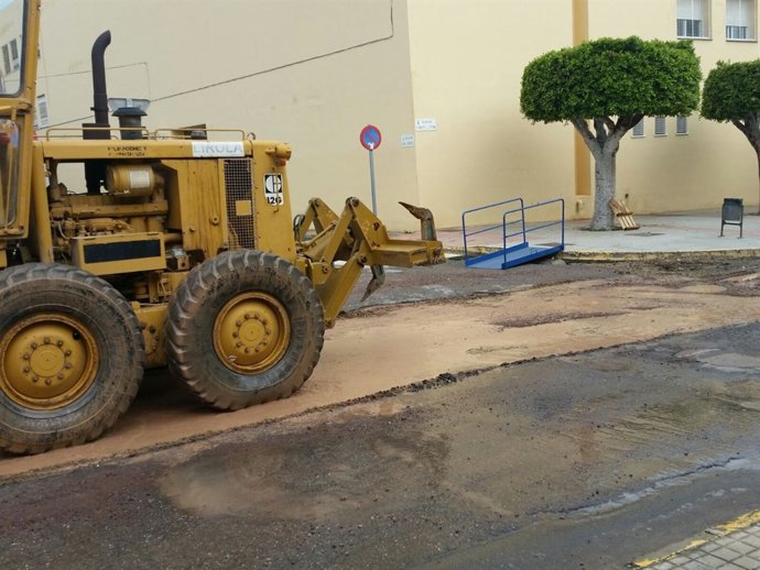 Maquinaria limpia el barrizal acumulado en la calzada en El Ejido