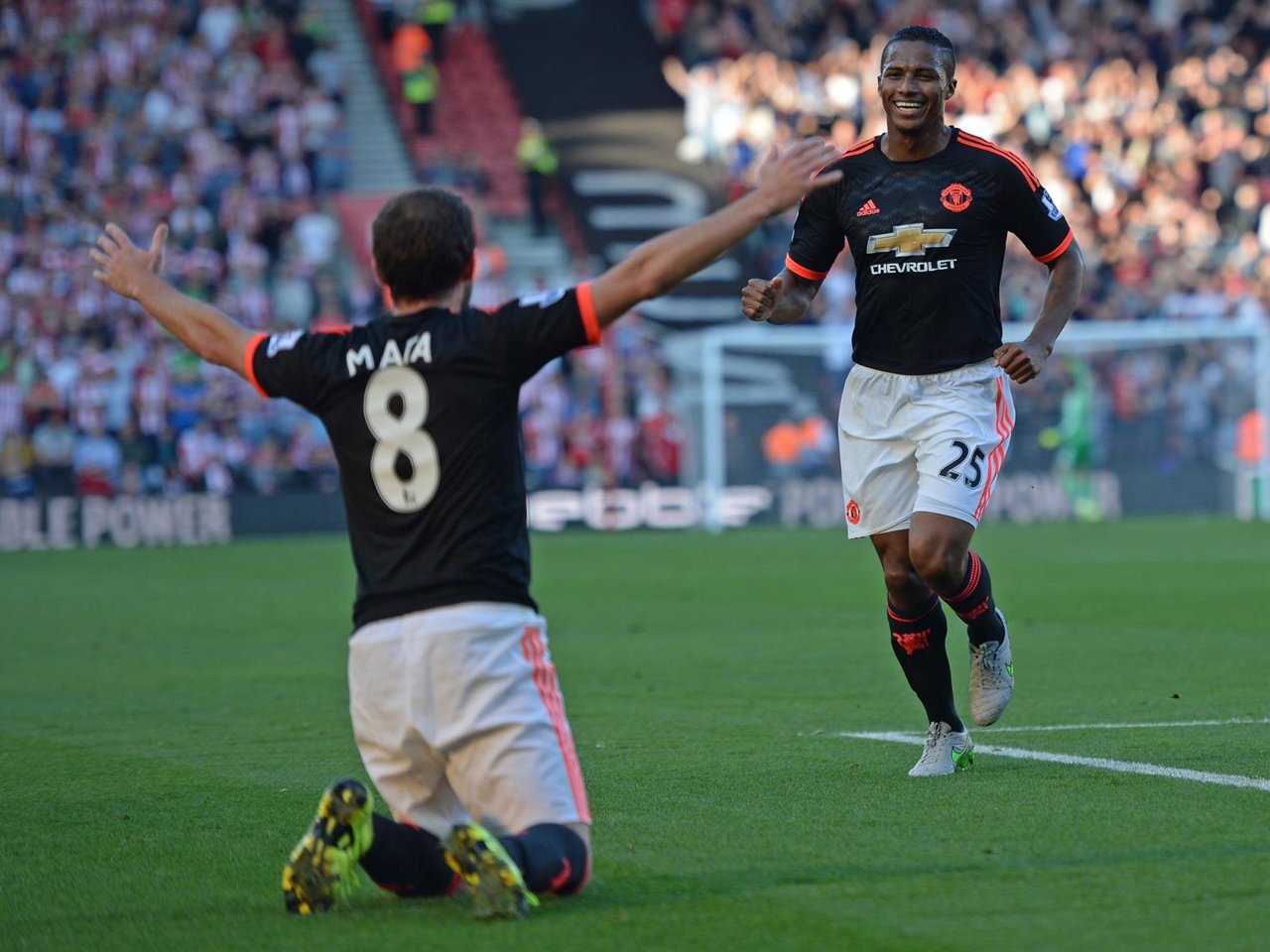 Juan Mata y Antonio Valencia (Manchester United)