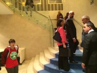 Miembros de la PAH de Santander entregan al presidente de Liberbank una carta pidiendo una solución para desahucios