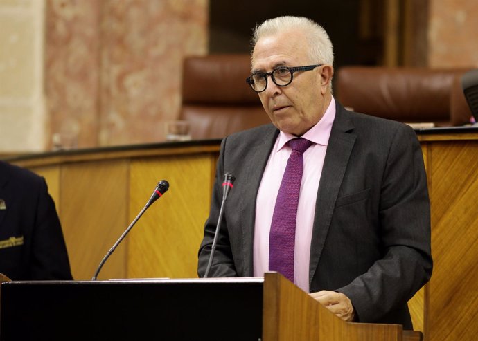 El consejero José Sánchez Maldonado en el Pleno del Parlamento