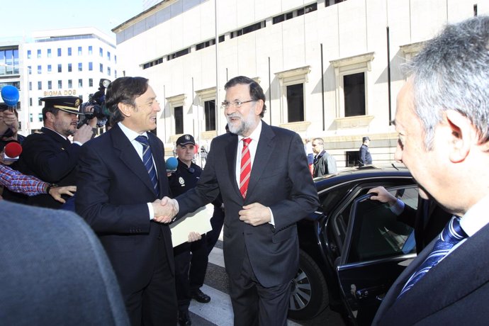 Rafael Hernando recibe a Rajoy a su llegada al Congreso