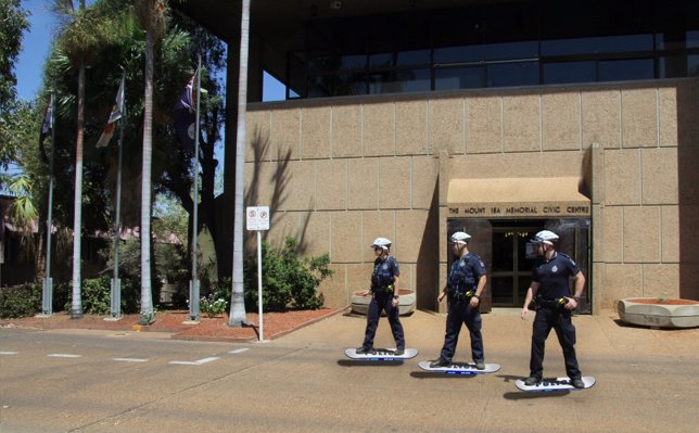 Policía de Australia con monopatín volador