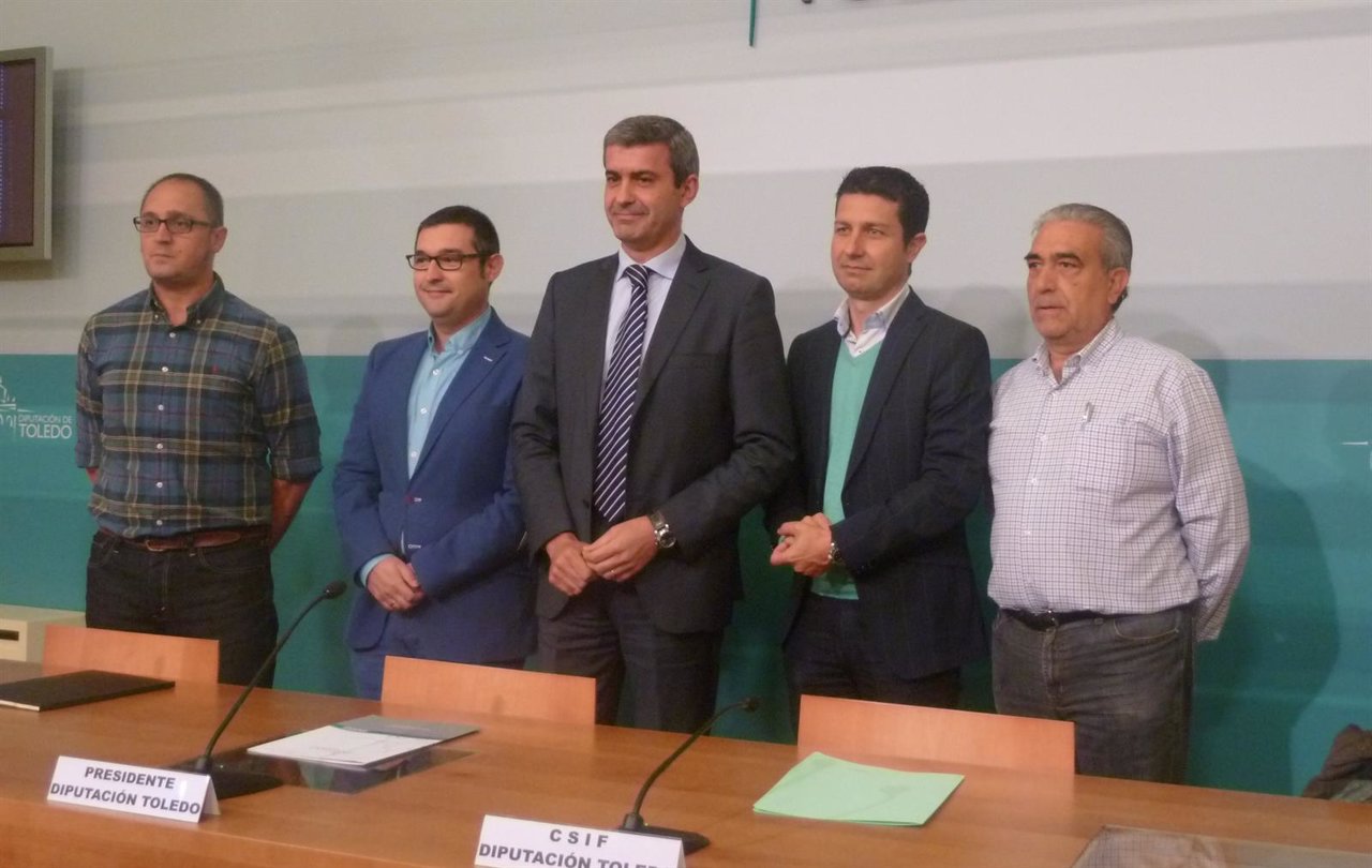 Álvaro Gutiérrez y los representantes de CCOO, CSI.F y UGT en la DIputación