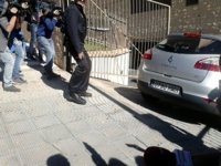 Morate llega a su domicilio entre gritos de "asesino"