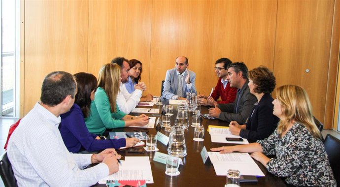 El portavoz del PSOE en Diputacion, Francisco Conejo, con el grupo socialista