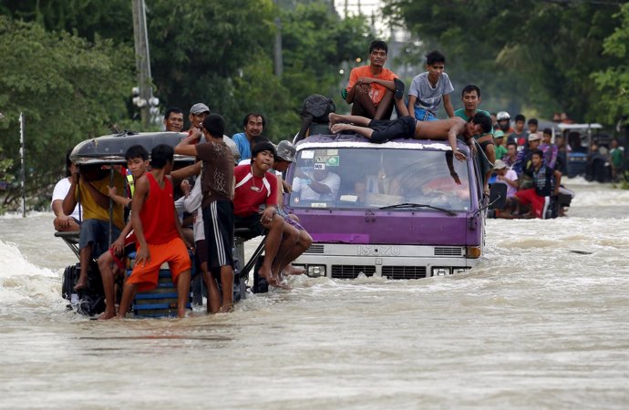 Víctimas del tifón 'Lando' en Filipinas
