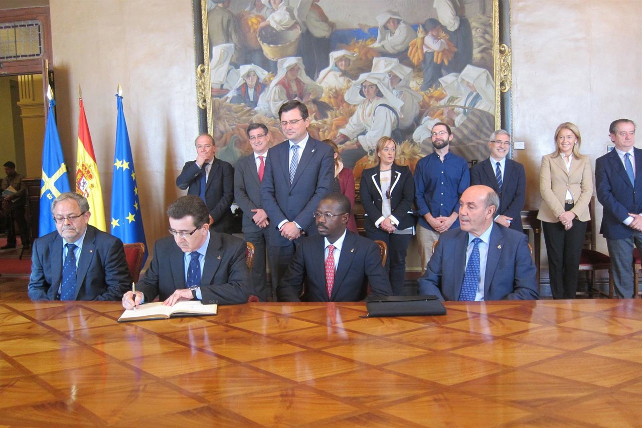 Jesús Etayo firma en el libro de la Junta. 