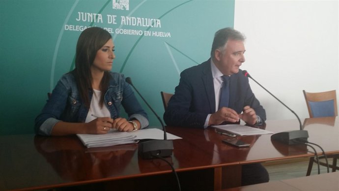 El delegado de la Junta en Huelva,  junto a la delegada de Medio Ambiente. 