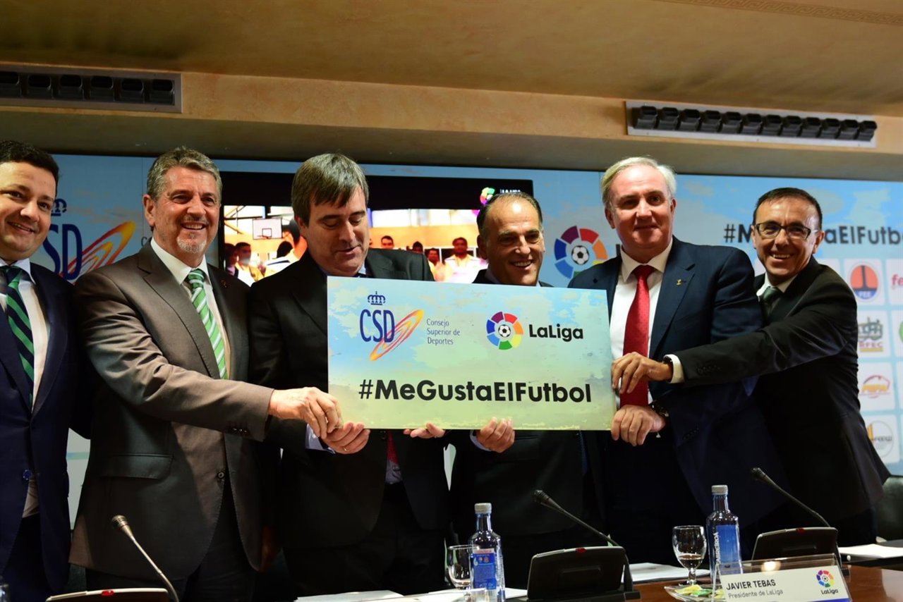 Cardenal y Tebas, en la firma del convenio para apoyar a las federaciones