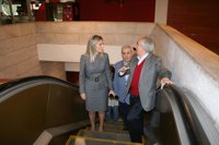 Técnicos municipales evalúan los daños causados por el incendio en un cuadro de luces de Estación de Autobuses de Toledo