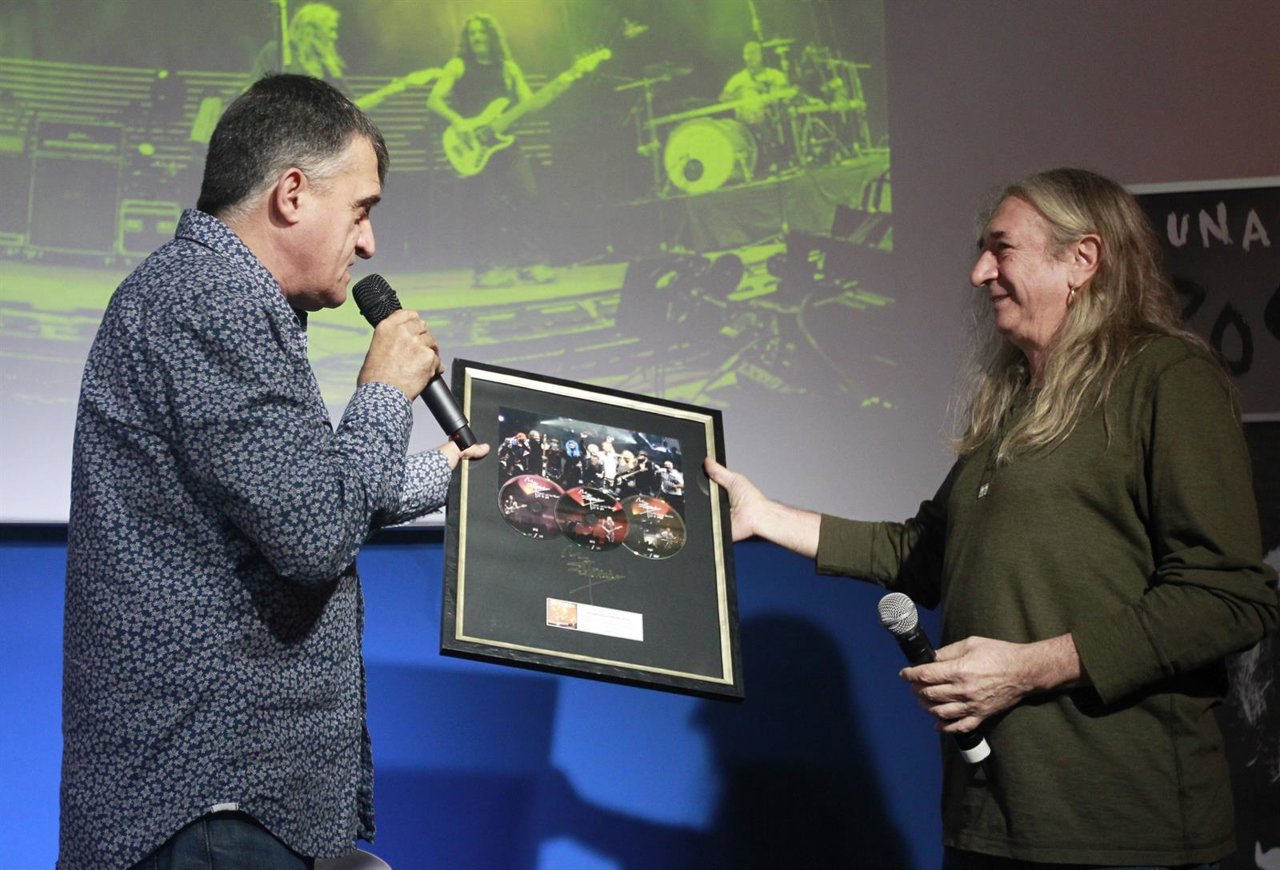 Acto de entrega del disco de oro al cantante Rosendo con el Gran Wyoming
