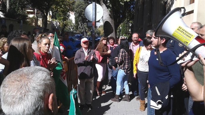 Concentrados a la salida de la Audiencia