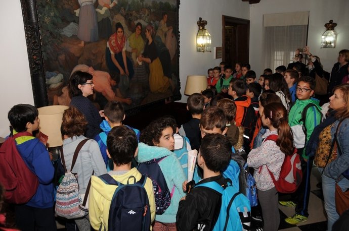 Escolares visitan la Diputación de Cáceres