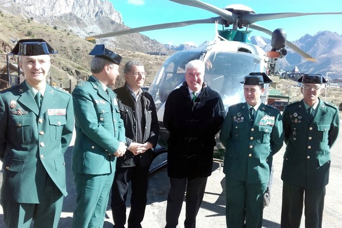 El delegado del Gobierno en Aragón, Gustavo Alcalde, con la Guardia Civil.