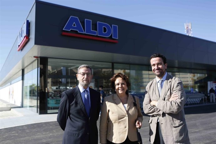 Manuel Gracia y Carmen Castreño en la inauguración del ALDI de Tablada