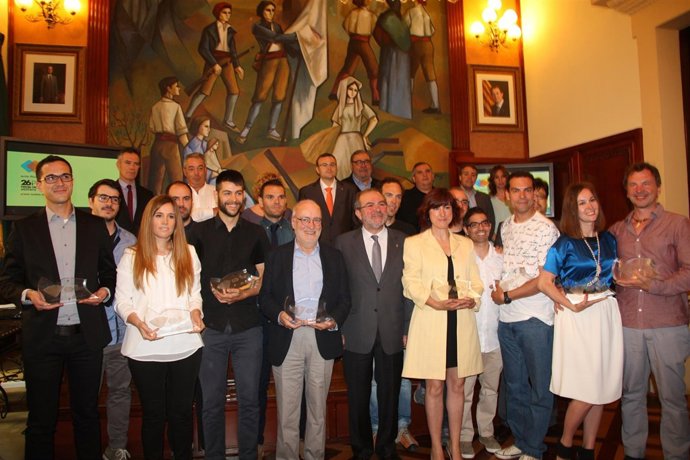 El pte.De la Dip.De Lleida, Joan Reñé, con los premiados del Pica d'Estats 
