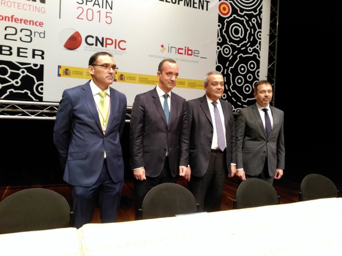 Los dos secretarios de Estado de Seguridad y Telecomunicaciones en en centro