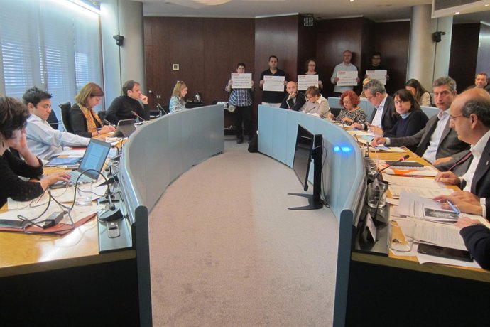 Comisión de Presidencia con trabajadores pidiendo el 1% al fondo