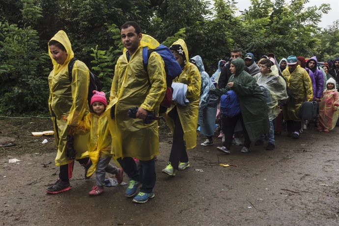 Un grupo de refugiados sirios camina en Serbia hacia la frontera con Croacia