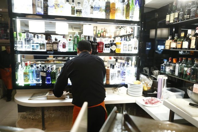 Trabajador, Trabajando, Camarero, Bar, Autónomo, Consumo, Alcohol