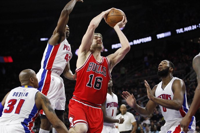 Pau Gasol NBA Chicago Bulls at Detroit Pistons
