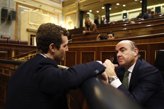Pablo Casado y Luis de Guindos en el Congreso