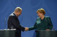 Merkel afirma ante Netanyahu que los asentamientos son "contraproducentes"