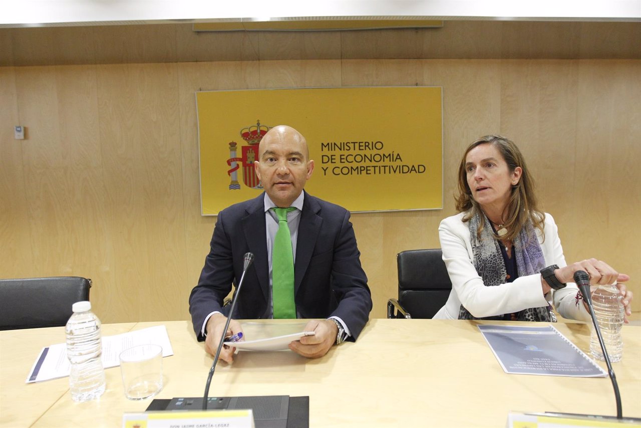 Jaime García Legaz y Ana Plaza en un acto en el Ministerio de Economía