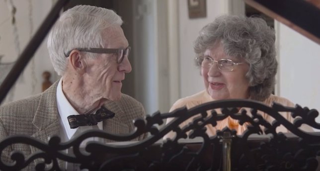 Esta pareja de ancianos de 80 años recrean la BSO de 'Up' por su aniversario 