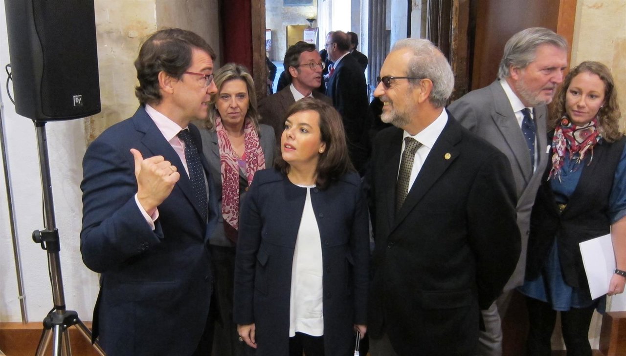 Sáenz de Santamaría entre el alcalde de Salamanca (I) y el rector de la Usal