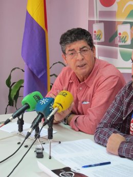 Diego Valderas, en rueda de prensa en Huelva. 
