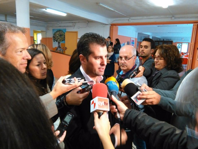 Tudanca atiende a los medios en Burgos