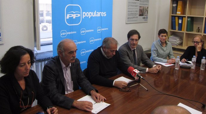 Antonio Martínez Bermejo lee el comunicado del PP en apoyo a León de la Riva