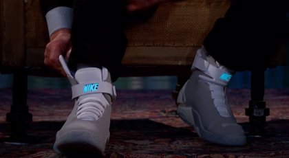 J. Fox se pone las Nike se atan solas en televisión (VÍDEO)
