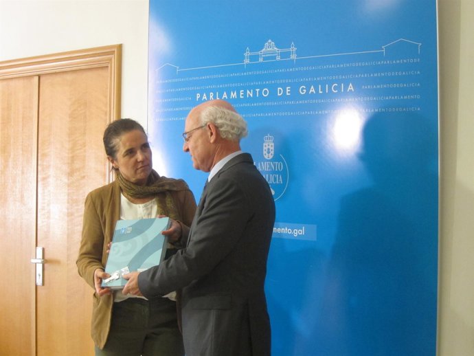 Suanzes Y Pilar Rojo En El Parlamento