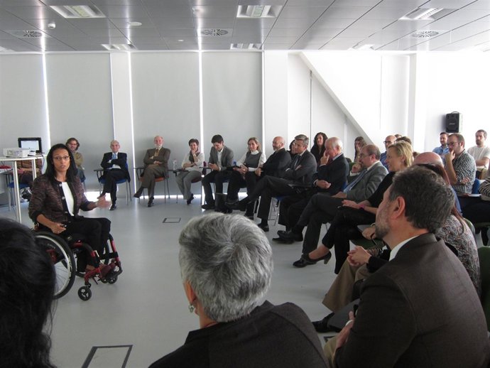 Lambán ha asistido a la clausura del acto y a la charla de Teresa Perales