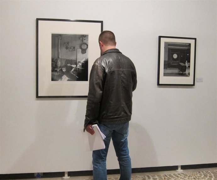 Un visitante contempla una de las instantáneas