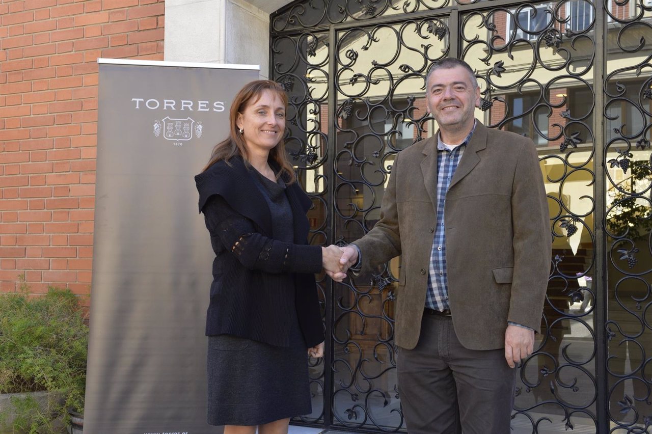Mireia Torres firma el convenio con Josep Jou Cabré