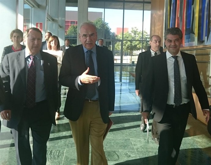 En el centro, el exvicepresidente del Gobierno y exdiputado Alfonso Guerra